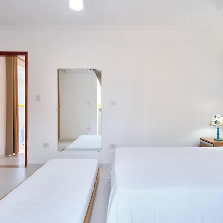 Apartamento Agua Viva: Beachside Retreat with AC & BBQ Ubatuba Exterior photo