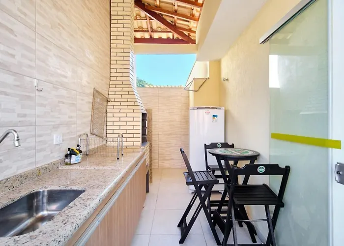 Apartamento Bem Equipado Com Ar Condicionado E Churrasqueira A 100 Metros Da Praia - 02 Dormitorios - Edificio Agua Viva