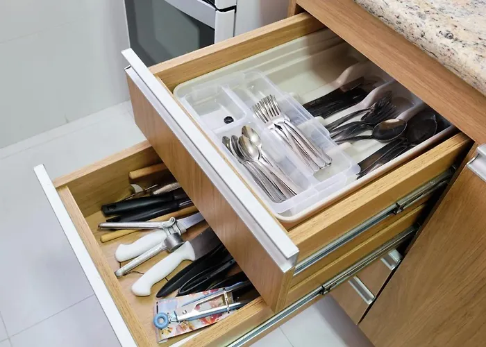 Apartamento com 02 dormitórios bem equipado com Ar condicionado - 100 metros da Praia