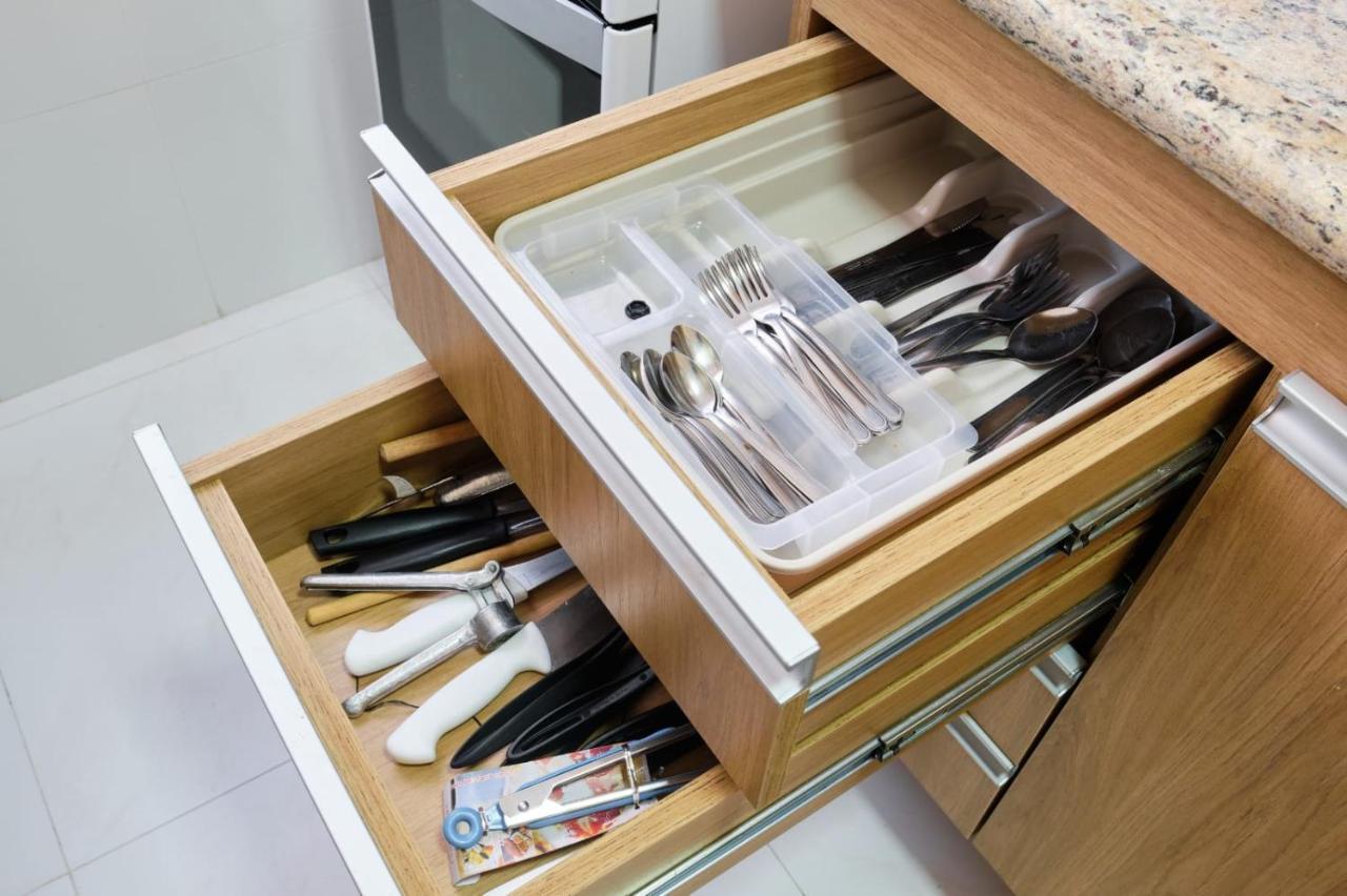 Com 02 Dormitórios Bem Equipado Com Ar Condicionado - 100 Metros Da Apartamento