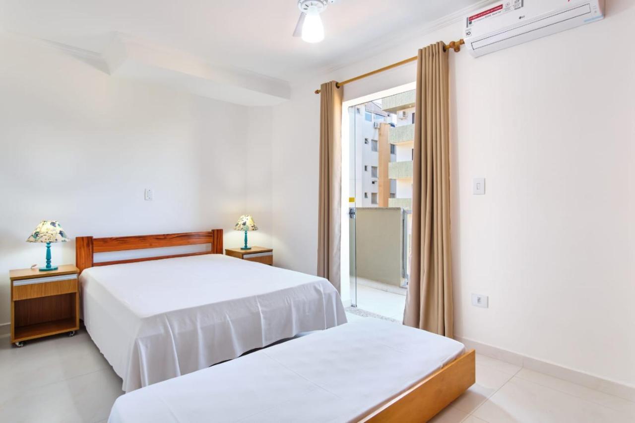 Com 02 Dormitórios Bem Equipado Com Ar Condicionado - 100 Metros Da Apartamento